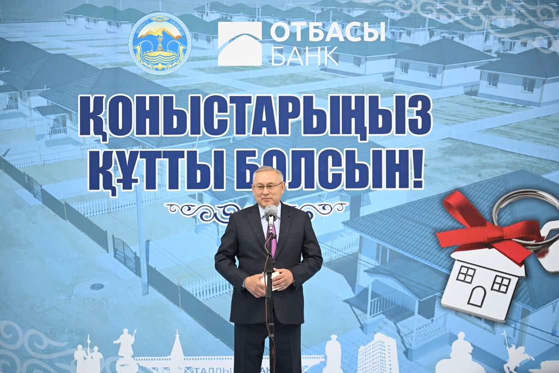 Бейбіт Исабаев талдықорғандық 51 отбасына жаңа баспана кілттерін тапсырды
