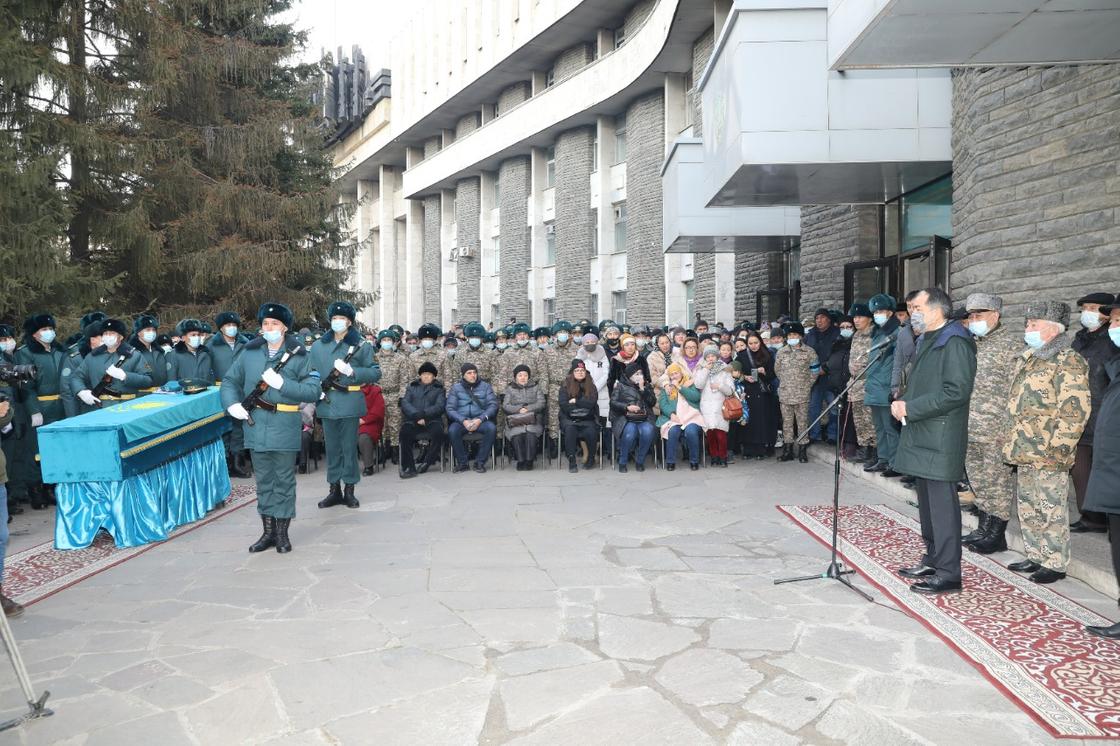 Бакытжан Сагинтаев на церемонии прощания с погибшим в Алматы
