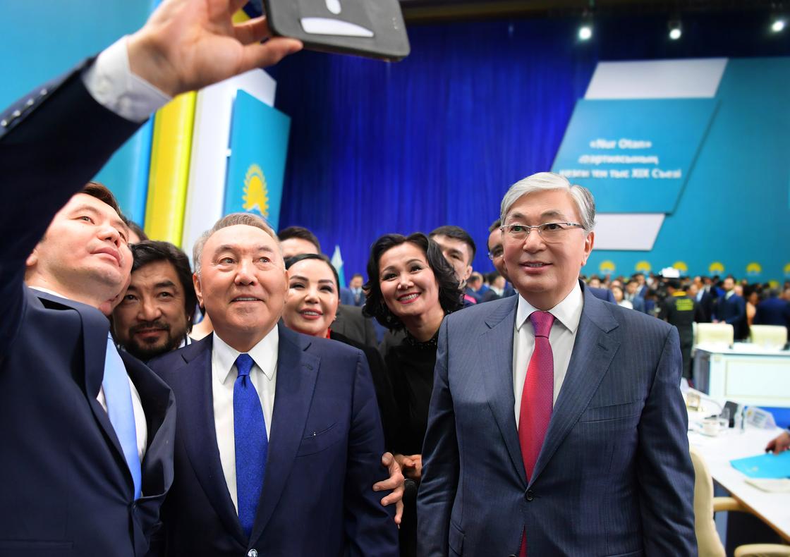 Назарбаев и Токаев сделали селфи со звездами (фото)