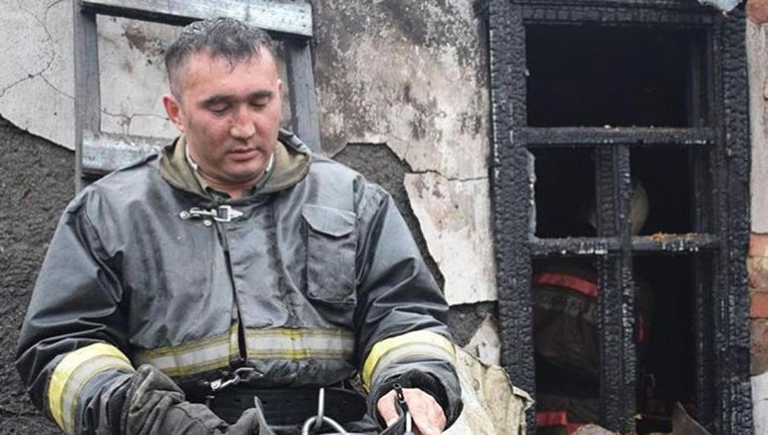 Фото казахстанского пожарного умилило пользователей Сети Фото казахстанского пожарного умилило пользователей Сети