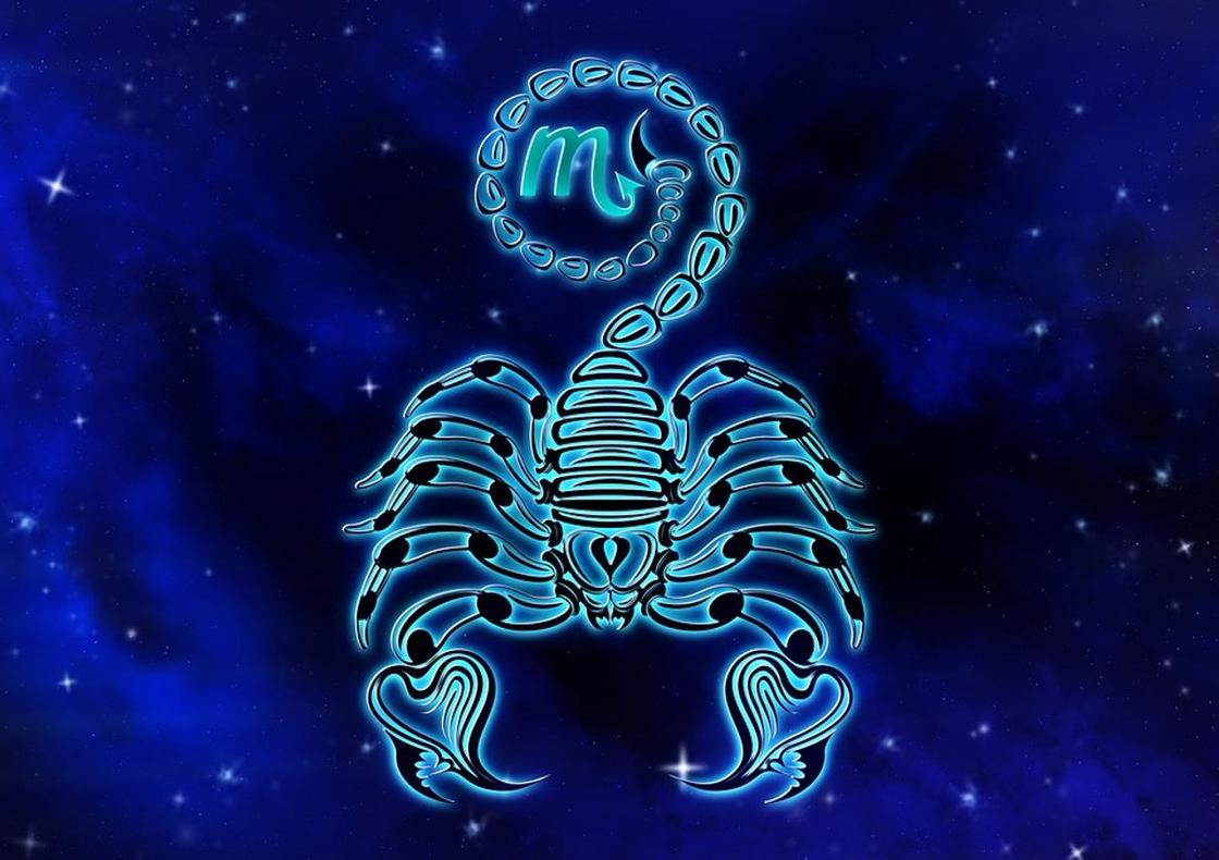 Знак зодиака Скорпион на синем фоне