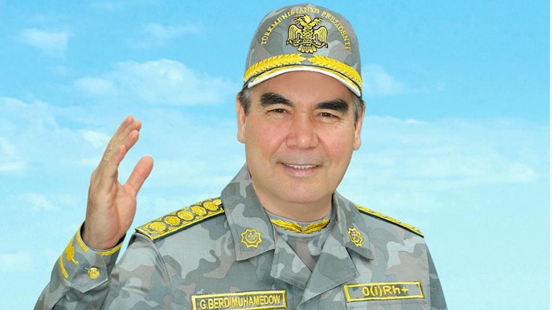 Президент Туркменистана стрелял по мишеням из пистолета, проезжая на велосипеде Президент Туркменистана стрелял по мишеням из пистолета, проезжая на велосипеде