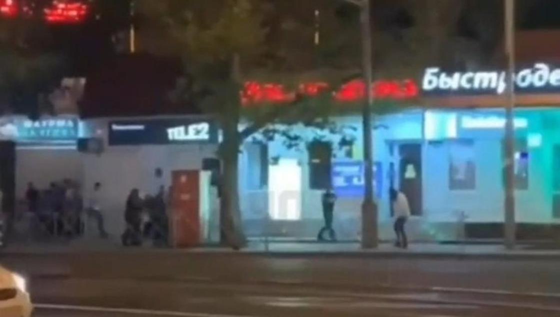 Казахстанцы пересылают друг другу видео смертельной перестрелки Казахстанцы пересылают друг другу видео смертельной перестрелки