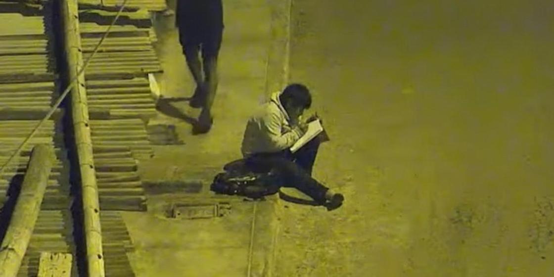 Слишком бедные: мальчик учит уроки под уличным фонарем из-за отсутствия электричества в доме (видео)