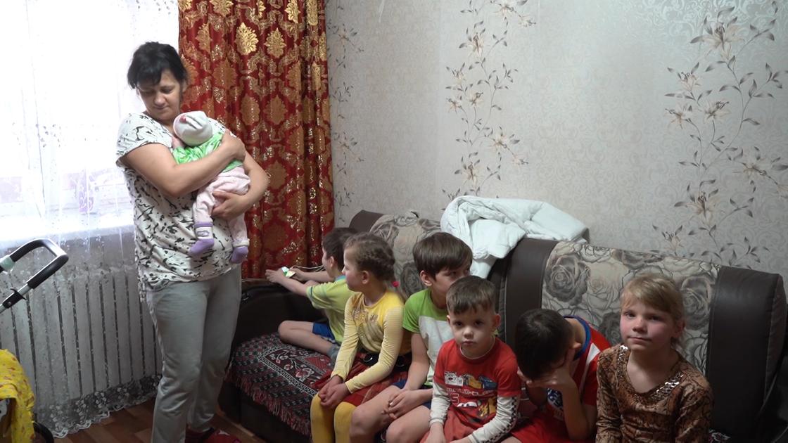 Семья с 10 детьми ютится в однокомнатной квартире в Уральске