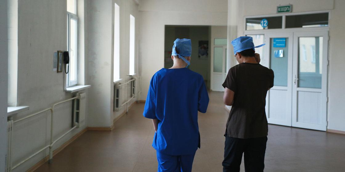 Полтора года из неудачного массажа ребенок лежит в реанимации в Павлодаре