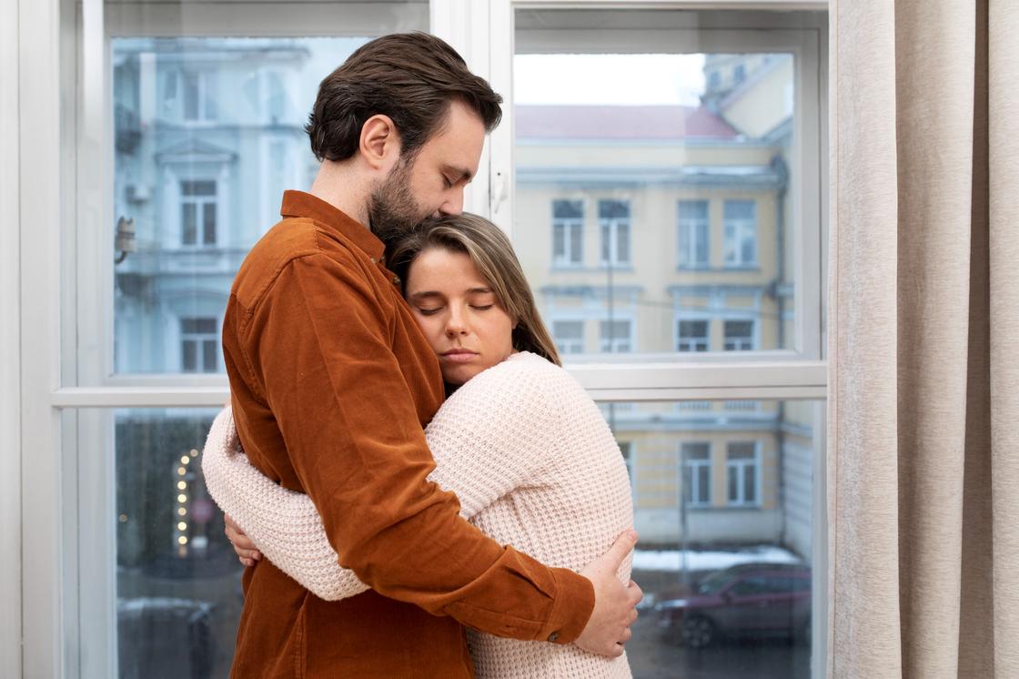 Мужчина и женщина обнимаются