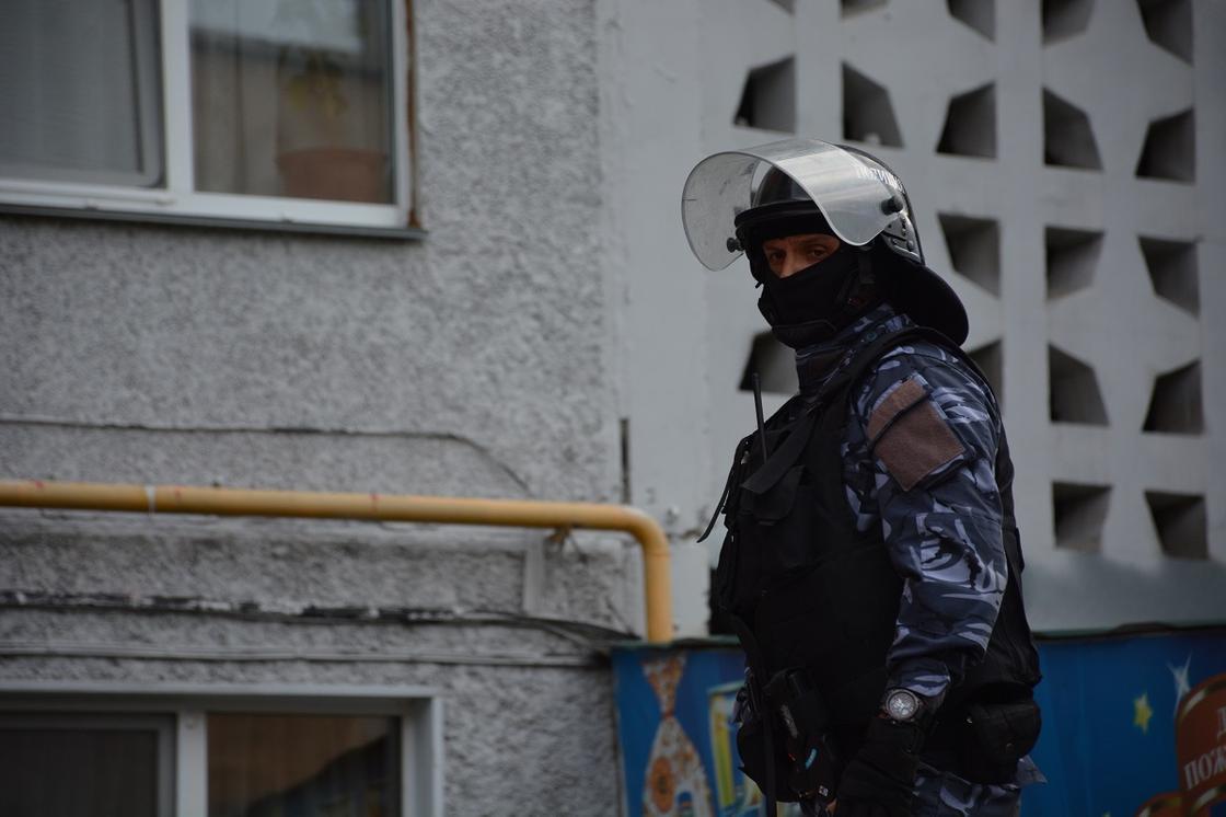 Ссора из-за собаки закончилась ножевым ранением и спецоперацией в Петропавловске (видео) Ссора из-за собаки закончилась ножевым ранением и спецоперацией в Петропавловске (видео)