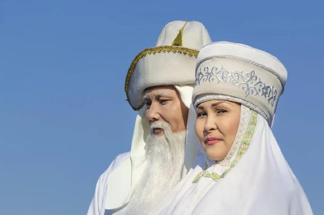 Пара в национальных казахских головных уборах