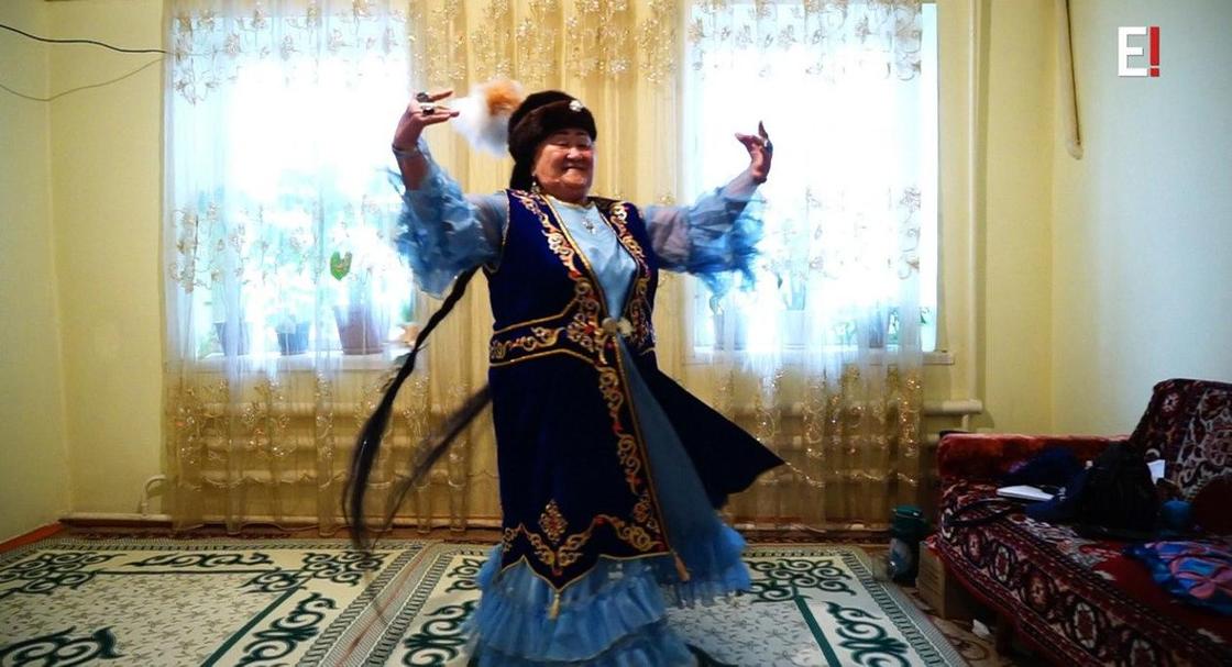 78-летняя бабушка из Туркестанской области стригла волосы всего 3 раза за всю жизнь