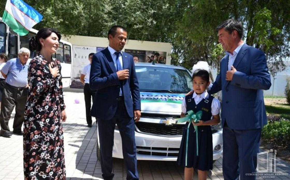 Президент Узбекистана подарил машину отцу 3-классницы за прочитанное ею стихотворение