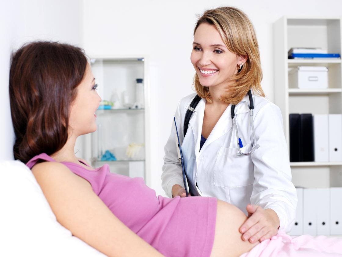 Врач осматривает беременную женщина