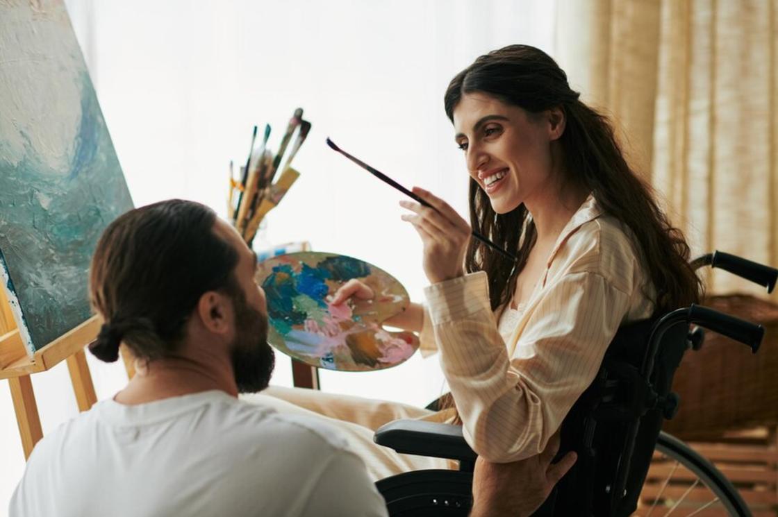 Девушка рисует вместе с мужчиной