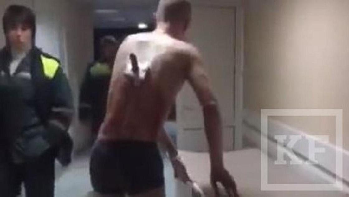 Мужчина разгуливал по больнице с ножом в спине (видео)