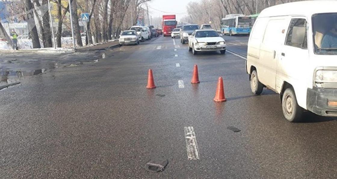 Грузовик сбил и протащил несколько сотен метров пожилую женщину в Алматы
