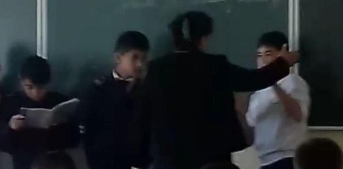 Отвесила оплеуху и таскала за уши: учительница избила школьников в Узбекистане из-за домашней работы