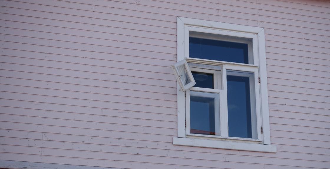 Двухлетний ребенок погиб, выпав из окна четвертого этажа в Хромтау