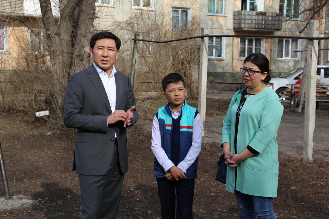 Аким Усть-Каменогорска посетил двор мальчика, записавшего видеообращение к нему
