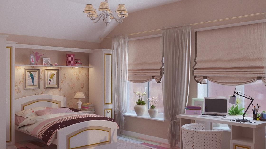Отделка в спальне сделана в розовых тонах, рулонные шторы на окнах, стоит кровать, рабочий стол и кресло. На окнах комнатные растения в круглых горшках