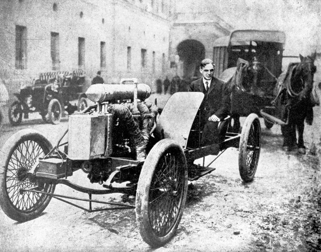 Генри Форд на гоночном автомобиле (1904)