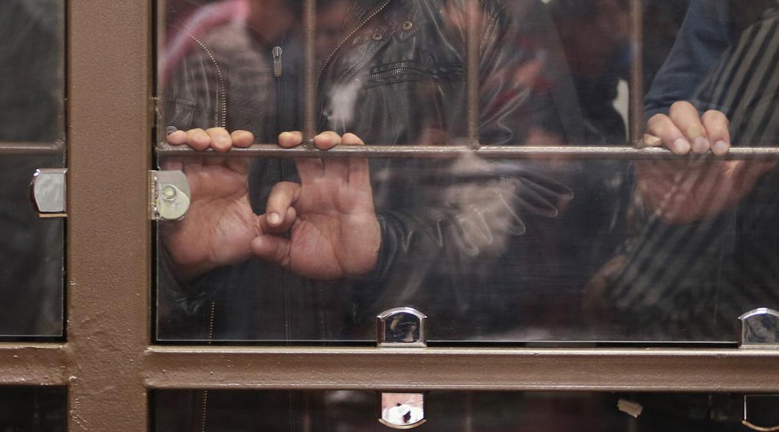 Педофила со стажем начали судить в Караганде за очередное преступление