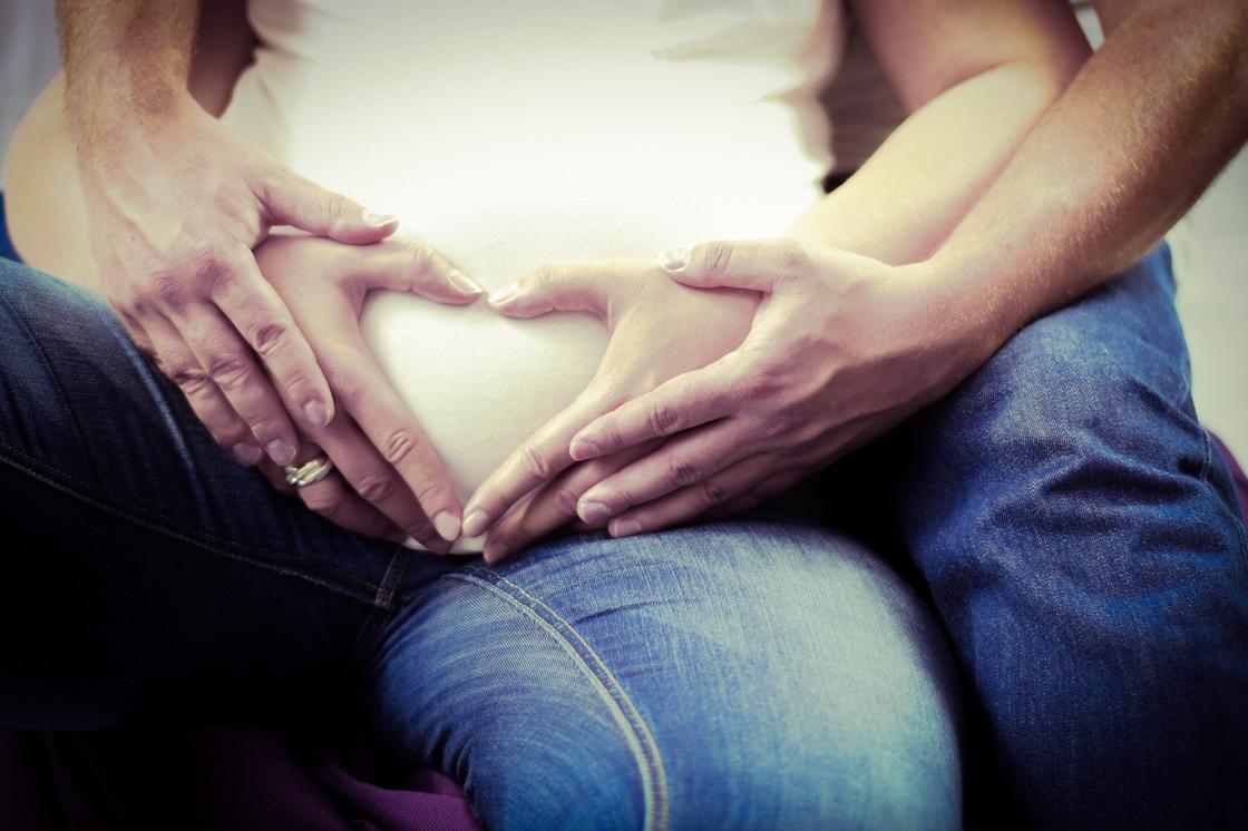 Сердечко из рук на животе беременной женщины