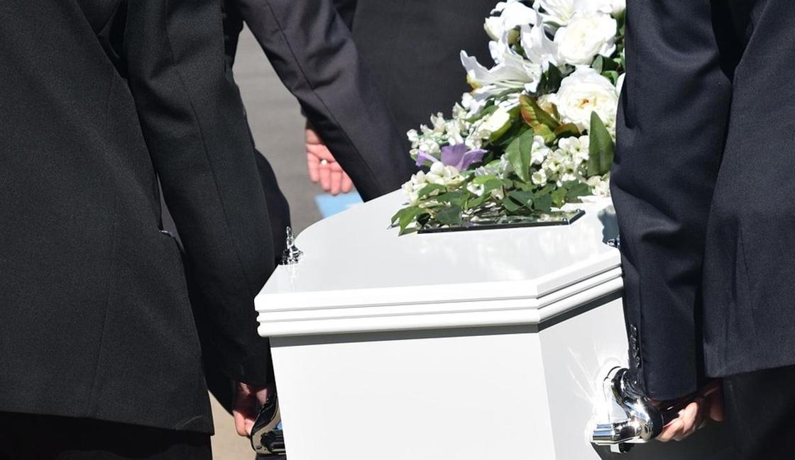 Покойник рассмешил присутствующих на своих похоронах речью из гроба (видео)