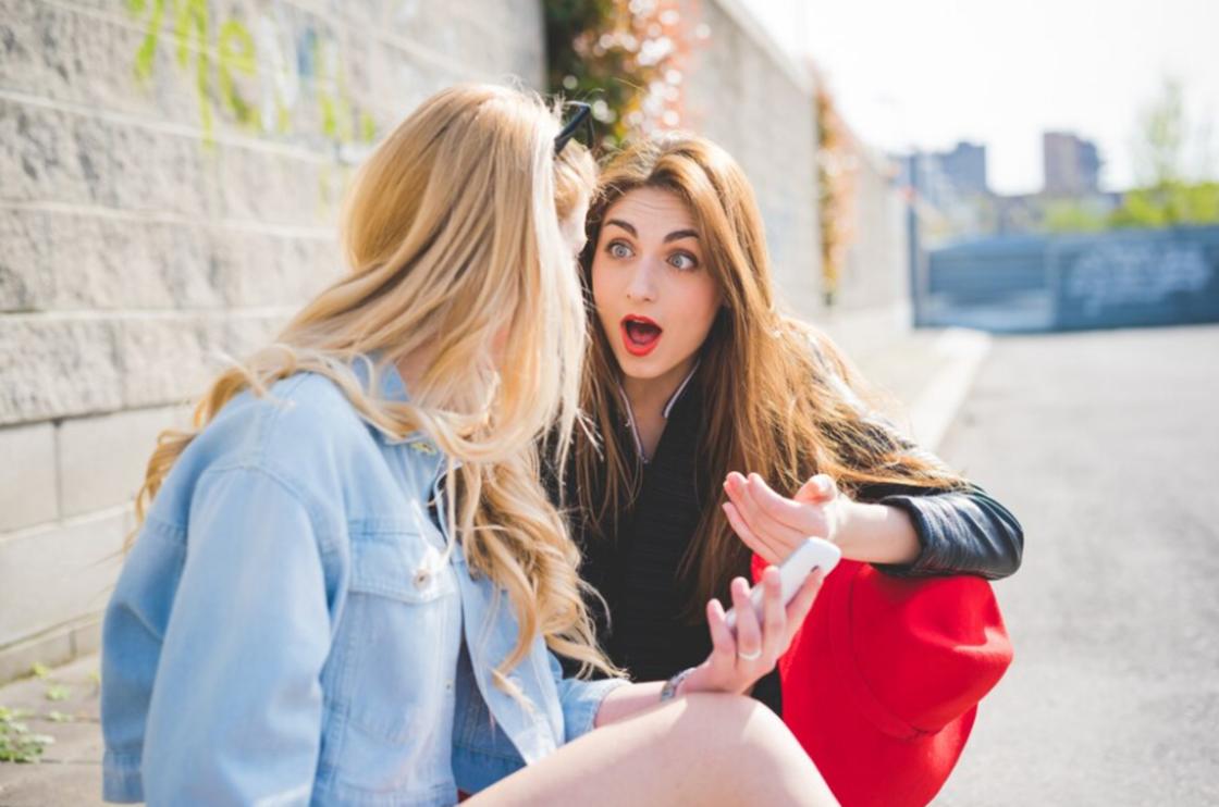 Две девушки спорят друг с другом