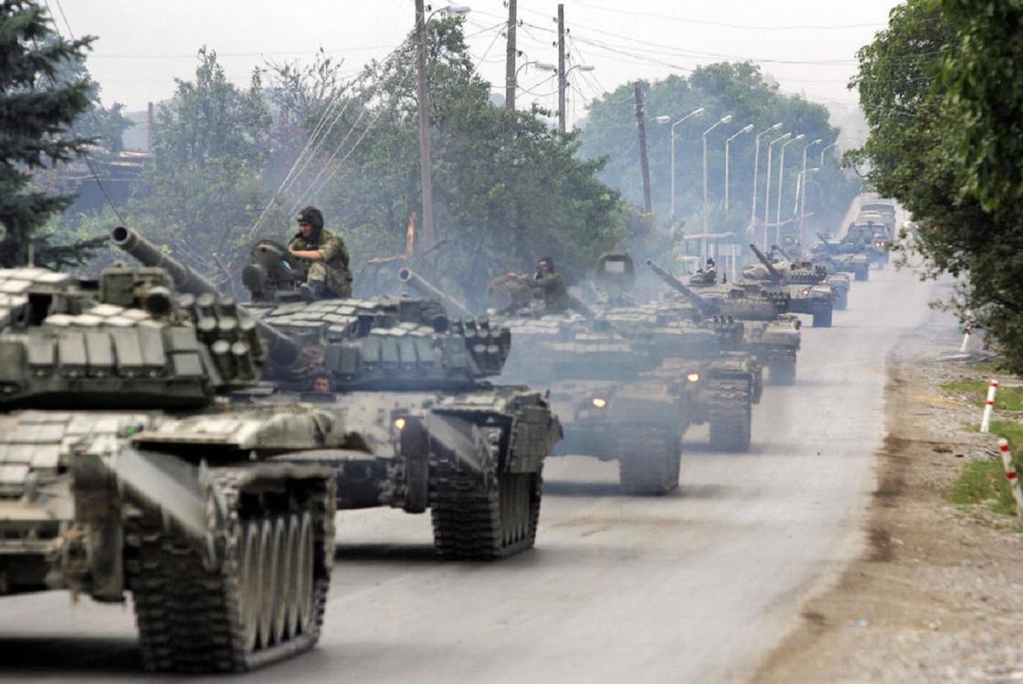 Солдаты едут на танках по дороге