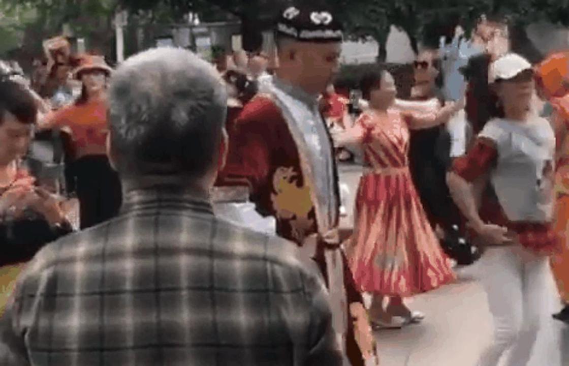 Танцы под казахскую песню в центре Шанхая удивили Казнет (видео)