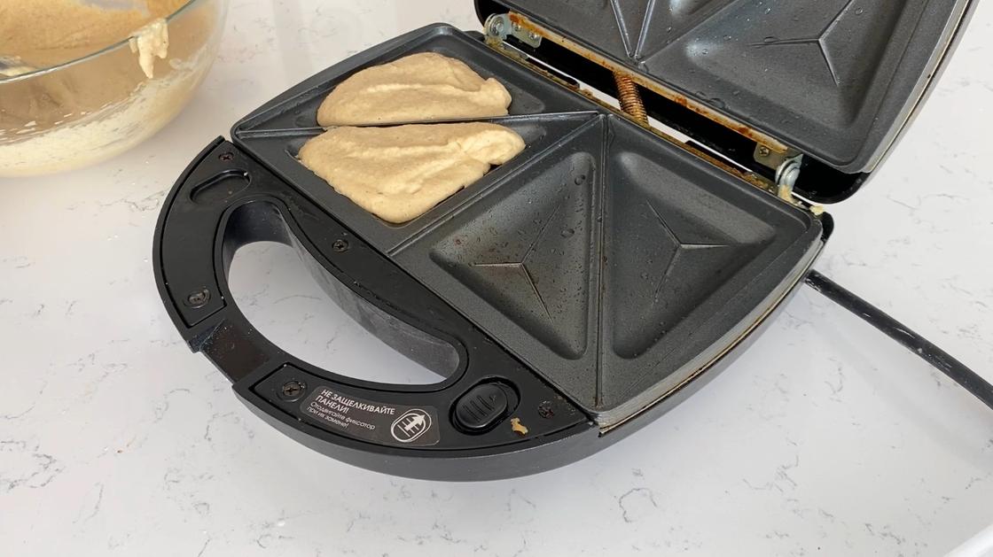 Cooking pancakes in a sandwich plate