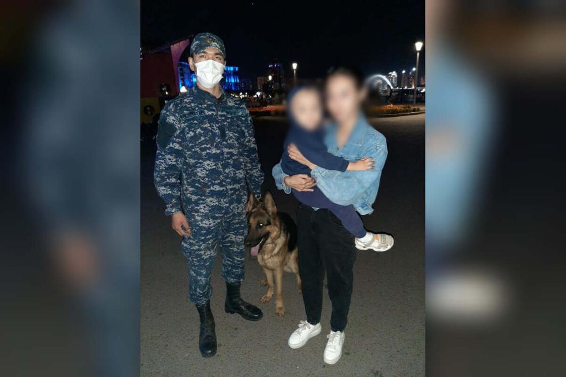 Полицейский помог маме малыша Полицейский помог маме малыша