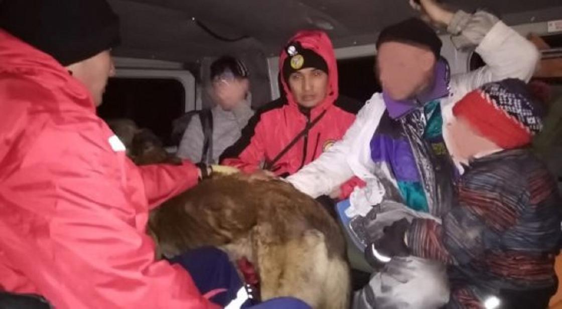 Двое мужчин с детьми едва не замерзли в горах в Алматы