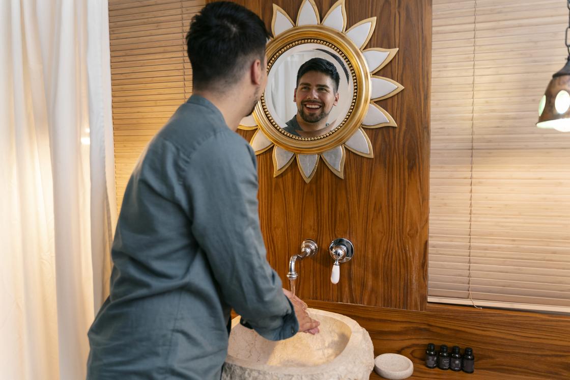 Мужчина смотрит в зеркало