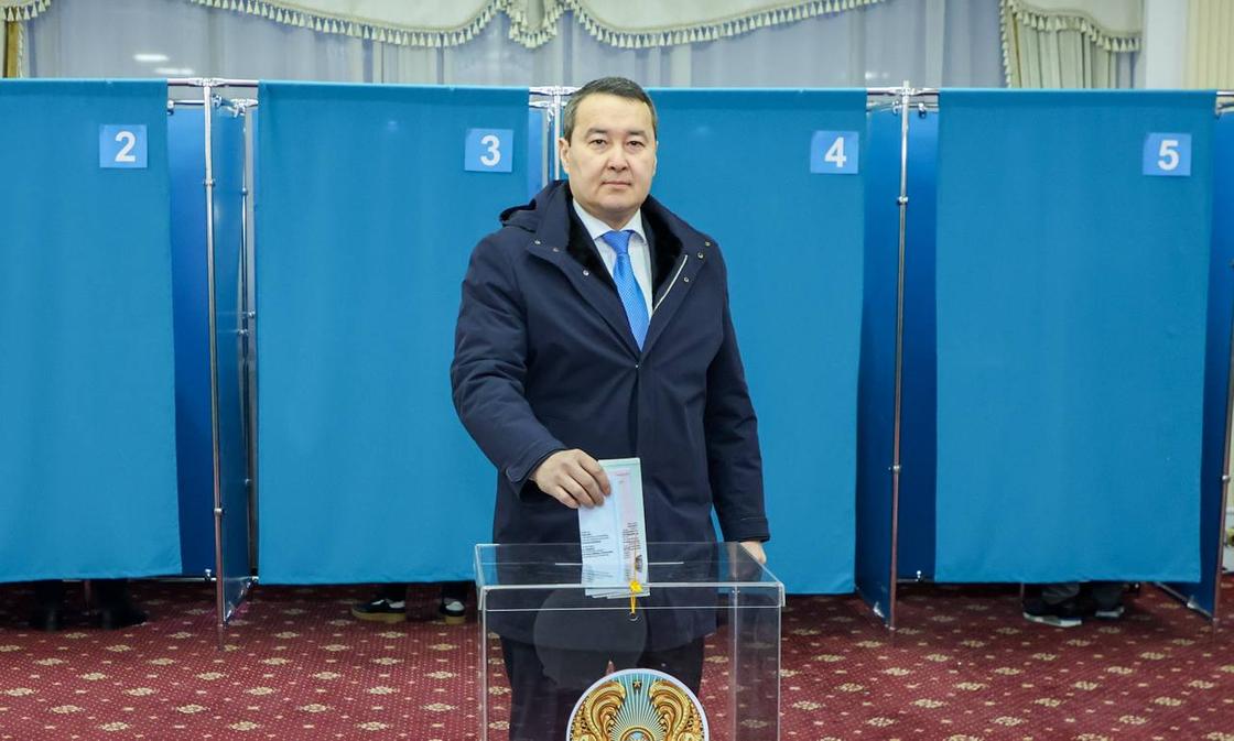 Алихан Смаилов голосует
