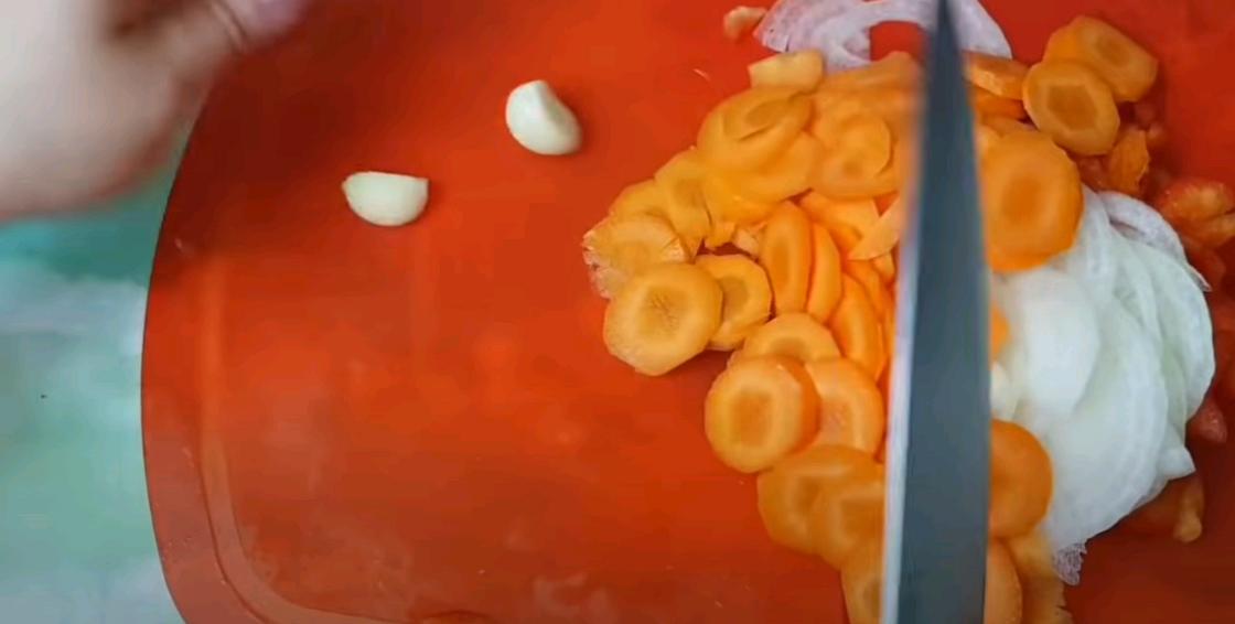 Овощи (морковь, лук, чеснок) для жаркого Овощи (морковь, лук, чеснок) для жаркого