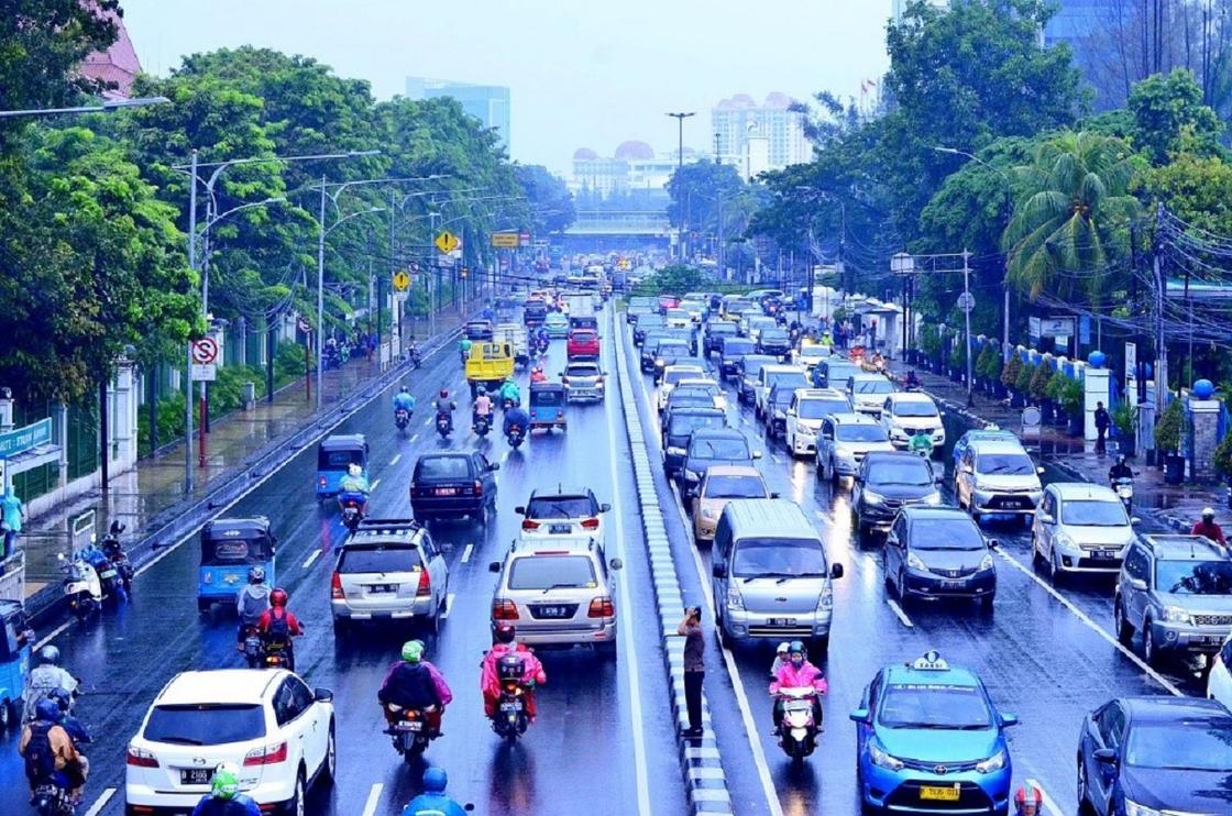 Движение на одной из улиц в Джакарте