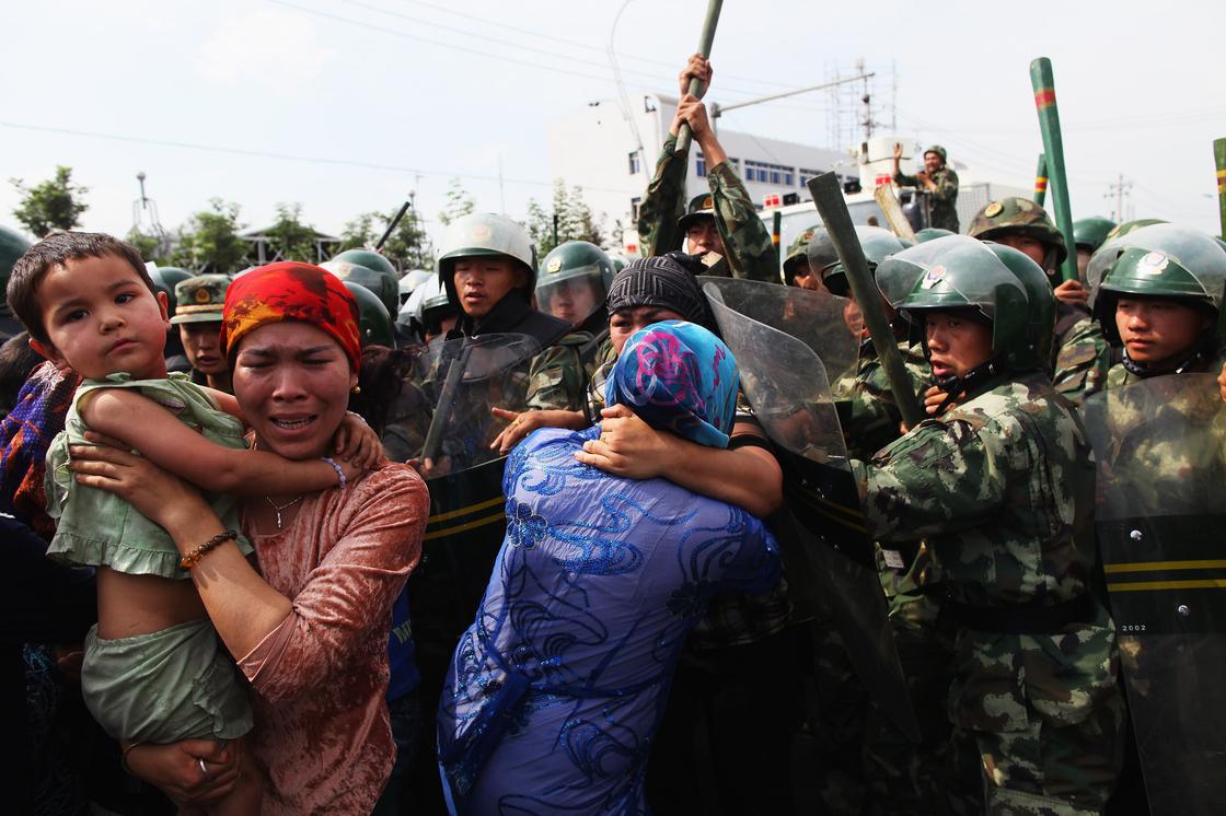 Полиция задерживает протестующих уйгурских женщин