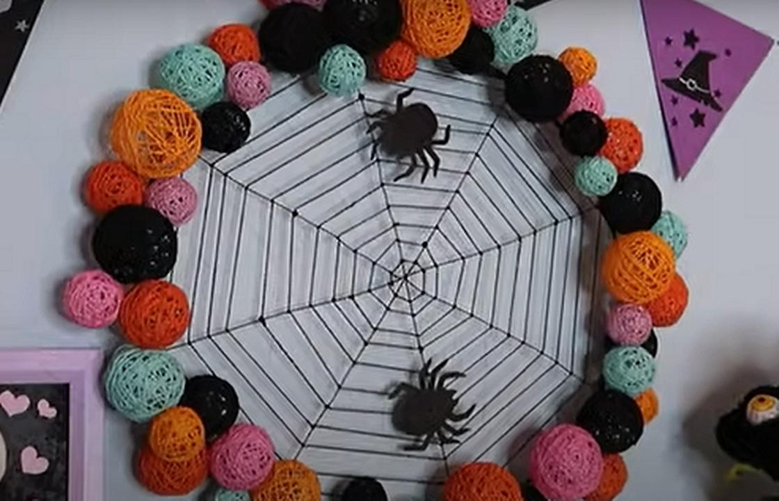 Поделка паутина с пауками на Хэллоуин