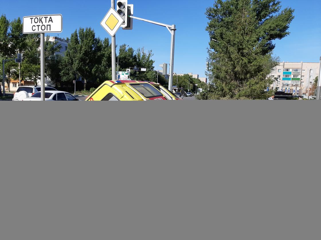 Подрезала "легковушка": машина скорой помощи опрокинулась в Уральске (фото)
