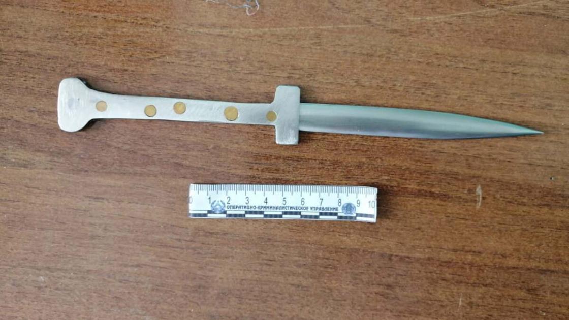 Самодельный металлический нож лежит на столе