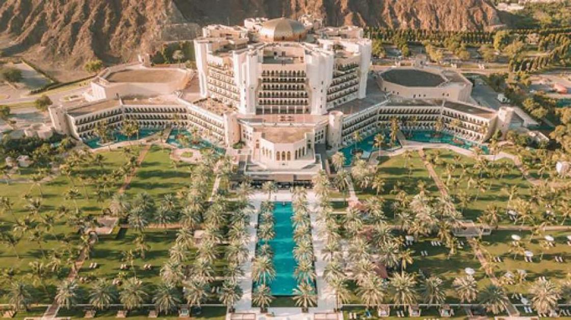 Решил затмить Порошенко: Зеленского засняли на отдыхе в отеле для миллиардеров в Омане (фото)