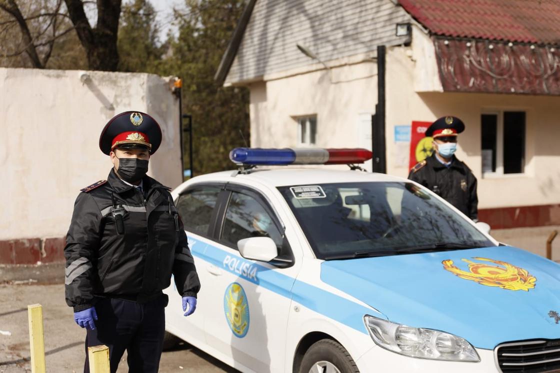 Как полицейские охраняют инфекционную больницу в Алматы (фото)