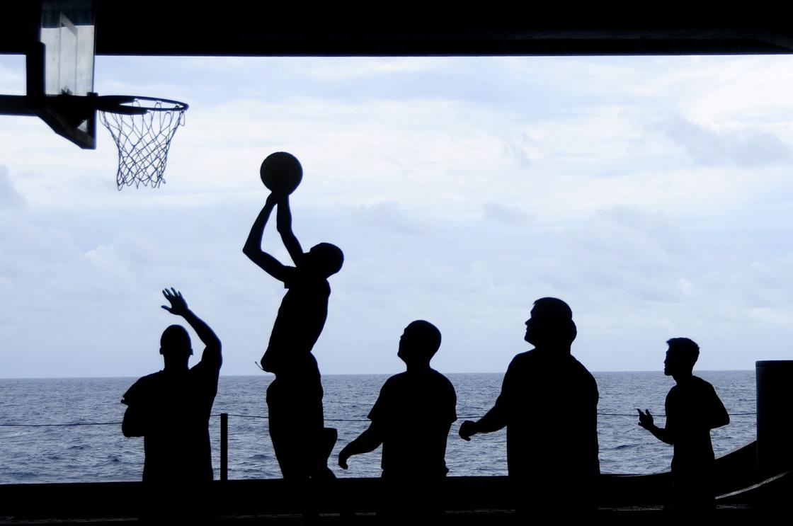Мужчины играют в баскетбол