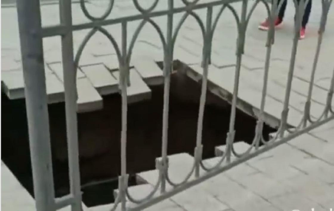 Огромная дыра образовалась на тротуаре в Нур-Султане