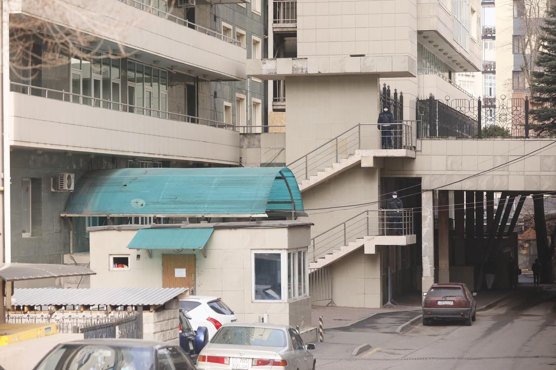 Что происходит в оцепленных из-за коронавируса дворах Алматы (фото)