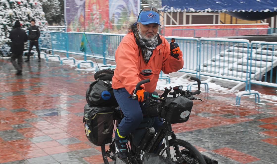Житель Алматы отправился в священный хадж в Мекку, на велосипеде из Шымкента