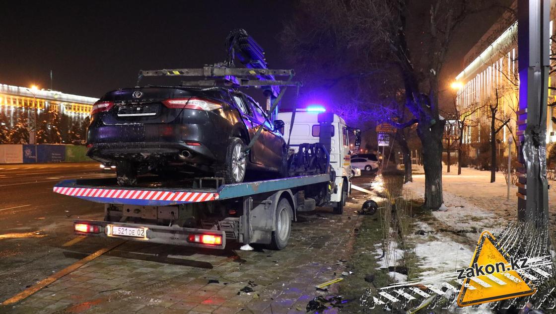 Сamry снесла светофор, влетела в дерево и перевернулась после ДТП в Алматы (фото)