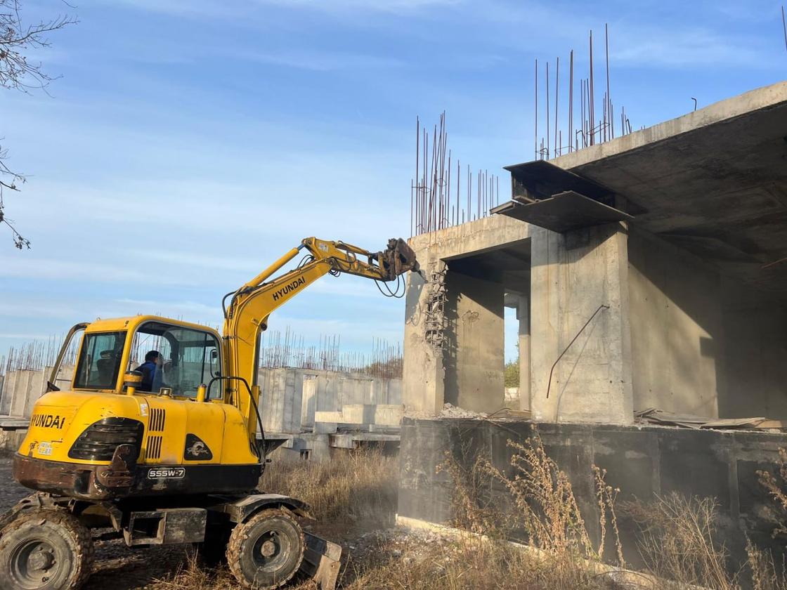 В Алматы сносят жилой комплекс