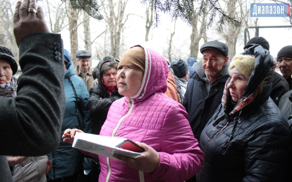 Актюбинцы собрались у здания